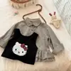 Conjunto de outfit estilo coreano para niñas timo, nuevo modelo otoño 2026, conjunto de chaleco de dibujos animados con capas para niños y camisa de manga larga a cuadros