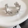 Pulseira Flor de Metal Plissado Transfronteiriça, Luxo Leve, Alta Qualidade, Design de Pulseira Exquisito, Joia de Moda Estilo Europeu e Americano para Mulheres
