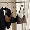 Bolso de Hombro Pequeño Nuevo Retro de Gamuza Otoño/Invierno 2025, Moderno y Casual, de Moda Este Año, Bolso Tote de un Solo Hombro para Debajo del Brazo