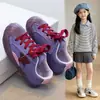 Zapatillas infantiles con puntera de concha, nuevos zapatos sencillos de estilo coreano para niñas Otoño 2026, zapatos casuales de suela blanda con estampado de estrellas para niños mayores, modernos