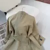 [Clássico e atemporal] Look de outono para blogueira: casaco trench coat retro de manga raglã, com corte amplo e gola longa de abotoamento simples