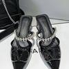 Mules estilo Chanel Sandalias estilo hada Verano 2025 Sandalias de punta Cuero charol Punta cerrada Tacón grueso Zapatillas medias para mujer