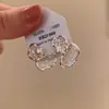 Pendientes de Encaje Hueco con Pedrería de Diseño Retro, Lujo Ligero, Gama Alta, Elegantes, Versátiles y Exquisitos Pendientes para Mujer