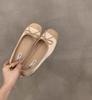 Elegantes Zapatos Planos de Noche Estilo Francés Pequeños Rojos Zapatos Individuales Zapatos de Mujer 2025 Primavera y Otoño Suela Blanda Zapatos de Ballet Plateados