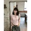Camiseta de algodão com estampa de floco de neve, cor rosa, gola V, manga média, para mulheres, novo estilo para o início do outono, bolso duplo, corte justo, top estiloso para garotas