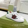 2026 Nuevas zapatillas blancas de la marca g con bordado de abeja, letras y diseño de rosa para mujer, zapatillas planas casuales para parejas, diseño de labios para hombre