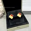 Pendientes de trébol de cuatro hojas para mujer, nácar blanco, ágata roja, chapado en oro V oro de 18 quilates, exquisitos pendientes de trébol de la suerte de tamaño mediano y pequeño