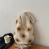 Llegada de verano de moda: un bolso tejido floral colorido, perfecto para vacaciones y la playa, un bolso de hombro casual