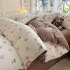 Conjunto de quatro peças de gaze dupla camada de kapok ultrassuave Classe A, lençol de cama estilo ins para maternidade, capa de edredom, protetor de colchão, conjunto de três peças para dormitório estudantil