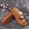 Sandálias Bordadas de Solado Grosso de Tamanho Grande Europeias e Americanas 2023, Sapatos Femininos Confortáveis e Versáteis, Forma Larga, Respiráveis, Vermelho