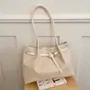 Bolsa tote tejida ligera estilo ins para mujer, nueva colección otoño/invierno, gran capacidad, adecuada para ir al trabajo, simple y versátil, se puede llevar bajo el brazo