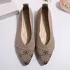 Zapatos planos casuales de flyknit talla grande para exportación, nueva colección de verano 2026, estampado de leopardo, zapatos sexy para mujer, planos sin cordones de punta baja