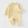 Macacão quente de algodão puro para bebê, coleção de outono, macacão quente acolchoado de três camadas A-grade sem costura, macacão de bebê