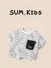 Camiseta Listrada Solta de Manga Curta Estilo Coreano de Verão para Meninos Novo Modelo 2026 para Crianças Pequenas e Médias Roupa de Verão com Bolso 3D Camiseta da Moda