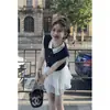 Un Conjunto Completo de Ropa Estilo Universitario Coreano para Verano, Incluyendo un Nuevo Top de Punto sin Mangas con Cuello Polo Reductor de Edad Combinado con una Falda de Moda