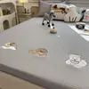 Clase de Verano a Seda de Hielo de Etileno Esterilla Refrigerante Juego de Tres Piezas Esterilla para Estudiantes Esterilla de Hielo de Tejido Gofrado Esterilla Suave Bordada con Aire Acondicionado