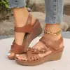 Sandálias de Salto Anabela Vazadas de Verão 2024 Florais Europeias e Americanas Femininas Tamanho Grande Sandálias Femininas de Uma Tira Novo Estilo Atacado Tamanho Grande