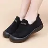 Sapatos Femininos Primavera Novo Estilo Casual Esportivo Leve Slip-On Respirável Fly-Knit Sapatos Femininos Sola Macia Fashion Versátil Sapatos de Mãe