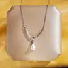 Nueva cadena de clavícula de lujo estilo coreano, collar versátil de acero de titanio de moda para mujer, colgante simple clásico de circón, accesorio versátil