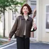 Jaqueta de couro PU para mulheres, novo estilo outono 2026, jaqueta biker estilosa para mulheres baixinhas, casaco de couro para mães de meia-idade