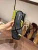 Sandálias Romanas de Dedo com Fivela de Metal de Design Exclusivo para Mulheres, Adequadas para Uso ao Ar Livre, Novo Estilo Verão 2026, Salto Anabela, Combinadas com Vestidos, Sapatos de Calçar