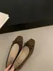 Primeiro Encontro Sapatos Baixos Quadrados de Camurça Estilo Retro Francês Sazonais para Mulheres 2026 Novos Sapatilhas Slip-On com Laço