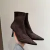 Botas de tacón alto de aguja de punta fina de gamuza estilo retro Chuyuji con un ambiente de otoño-invierno y elegante cremallera trasera