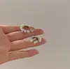 Brincos de Pérola em Meio Círculo, Design Exclusivo, Brincos de Luxo, Estilosos e Elegantes, Luxo Leve, Joias de Pérola Estilo Minimalista