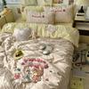 Ins Style Cartoon Toalha Bordada Cama Conjunto de Quatro Peças Meninas Capa de Edredom de Alto Valor Lençol Dormitório Estudantil Conjunto de Três Peças