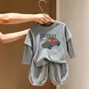 Conjunto de duas peças para bebês meninos, com top listrado de manga longa e calça cropped casual, estilo cartoon, novo para primavera e outono de 2026