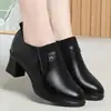 Zapatos de cuero de tacón medio para mujer estilo británico, nuevo modelo otoño 2026, cuero suave, cómodos, antideslizantes, resistentes al desgaste, zapatos que aumentan la altura para madres