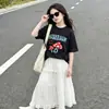 Roupa Infantil Estilo Coreano Verão Novo Estilo Camiseta Fofa para Meninas Estampa de Cogumelo Manga Curta Saia Branca com Laço Conjunto Casual