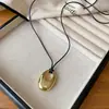 Collar con colgante ovalado de cordón de cuero estilo coreano, estilo minimalista y genial, cadena para suéter de otoño e invierno, accesorio versátil de nicho de alta gama
