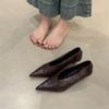 Zapatos de Tacón Alto Puntiagudos para Mujer 2026 Primavera y Otoño Nuevo Estilo Sexy Corte en V Piel Suave Tacón de Aguja Zapatos de Abuela Tacones Versátiles Retro