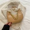 Bolsa de Moda feminina online popular estilo coreano bolsa de sela semicircular bolsa de ombro em forma de bolinho bolsa de axila decorada com corrente