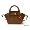 Bolso de mano retro de nicho súper popular para mujer, nuevo bolso tote pequeño cruzado versátil de verano 2026 para el trabajo y los desplazamientos