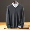 Colección Otoño/Invierno 2026 de Bai Cai Rong: Camisa de vestir para hombre de punto liso con cuello en V, una pieza de alta gama, ligera y lujosa con un estilo clásico de 'dinero viejo'.