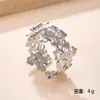 Joyería de Acero de Titanio de Moda Diseño Versátil Anillo de Flor Prensada en Aceite Resistente al Color Lujo Ligero Sensación de Alta Gama Anillo Abierto Ajustable