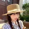 Sombrero de paja de ala plana con lazo calado estilo francés para mujer, elegante sombrero de verano para la costa y la playa, sombrero para el sol con protección solar