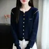 Cárdigan de lana con patchwork de letras y cuello de tijera con diseño único y elementos de patchwork añade un toque de sofisticación al otoño y el invierno