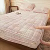 Conjunto de Três Peças de Lençol de Cama de Veludo Leite Ajustado, Espessado, Totalmente Envolvente, Antiderrapante, Colchão de Veludo Bolha, Acolchoado de Algodão, Lençol de Cama para Outono e Inverno Venda por Atacado