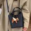 Bolsos de Otoño e Invierno para Mujer 2025 Nueva Moda Tendencia Versión Coreana Nicho Versátil Bolso Cubo Súper Popular Bolso Cruzado para el Trabajo