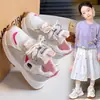 Sapatos Casuais Infantis Estilo Outono Malha Respirável Esportivos Estudante Antiderrapante Sapatos de Pai para Meninas Leves Novo Estilo 2026