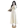 Vestido Longo de Tricô Floral Francês Three Girls para Mulheres, Camada Interna para Outono e Inverno, Elegante Vestido Longo Apricot com Ajuste na Cintura