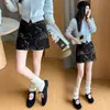 Mini saia feminina de camurça sintética 2026 outono e inverno novo estilo saia de camurça bordada cintura alta shorts anti-exposição saia midi bordada para mulheres