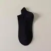 Calcetines blancos y negros para hombres y mujeres, calcetines de media pantorrilla para primavera y otoño, calcetines de algodón transpirables de color liso, calcetines deportivos para parejas, calcetines cortos de verano al por mayor