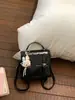 Mochila de Alta Qualidade Estilo Academia com Fivelas Duplas 2026 Nova Moda Versátil Bolsa de Mão para o Dia a Dia Bolsa de Ombro com Relevo