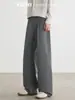 Además, la colección de otoño de 2026 presenta pantalones de pierna ancha, de color liso y con doble pliegue para hombre, que ofrecen una caída fluida, resistencia a las arrugas, un ajuste relajado y un diseño de pierna recta adecuado para el trabajo y los desplazamientos.