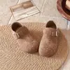 Sandálias Birkenstock Bordadas Estilo Artístico Infantil Outono/Inverno 2026 Novo Design Sapatilhas com Fivela para Meninas Sapatos Versáteis de Couro