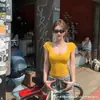 Nueva Tendencia Primavera y Verano Camiseta Ajustada de Cuello V Amplio con Almohadilla en el Pecho de Manga Corta Estilizada y Blanqueadora Moda Retro de Hong Kong Top Más Vendido